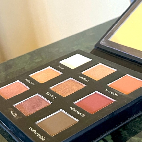 REALHER II Shadow Palette ‘Do Your Squats’ - Picture 4 of 8